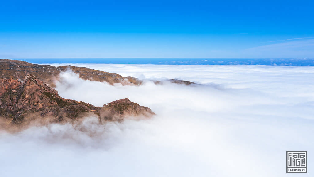 Berge und Wolken am Miradouro do Juncal auf Madeira in Portugal